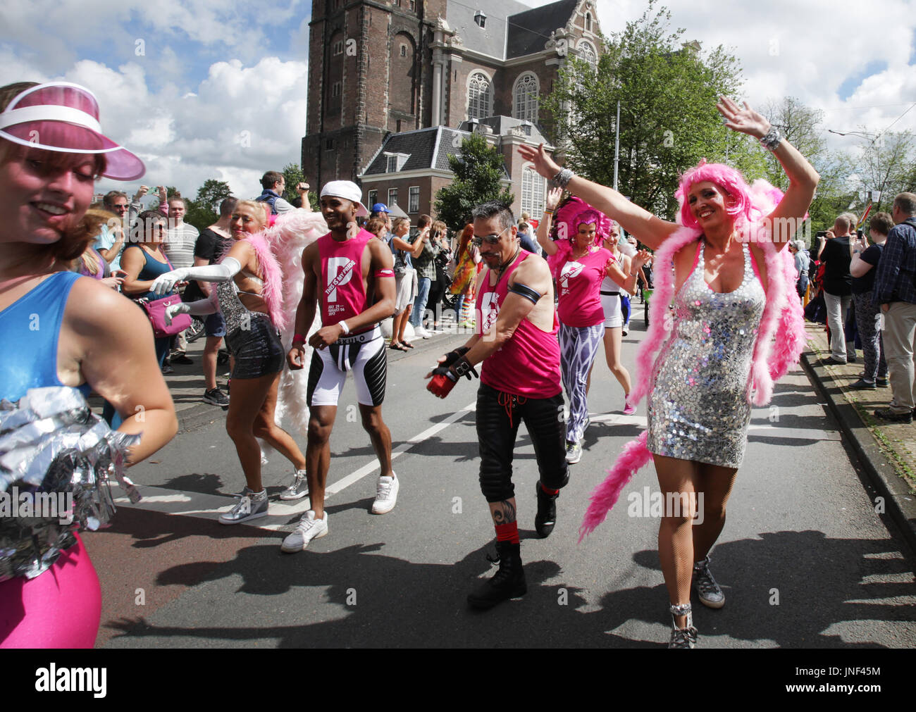 Les participants suivent le PrideWalk le 29 juillet 2017 à Amsterdam, Pays-Bas. Le mois de mars marque le début de fierté Amsterdam, un festival pour sensibiliser awa Banque D'Images