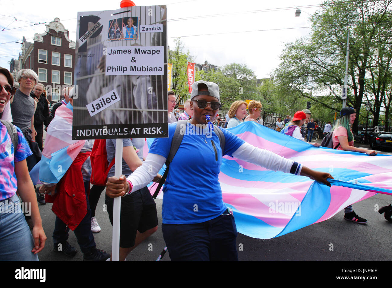 Les participants suivent le PrideWalk le 29 juillet 2017 à Amsterdam, Pays-Bas. Le mois de mars marque le début de fierté Amsterdam, un festival pour sensibiliser awa Banque D'Images