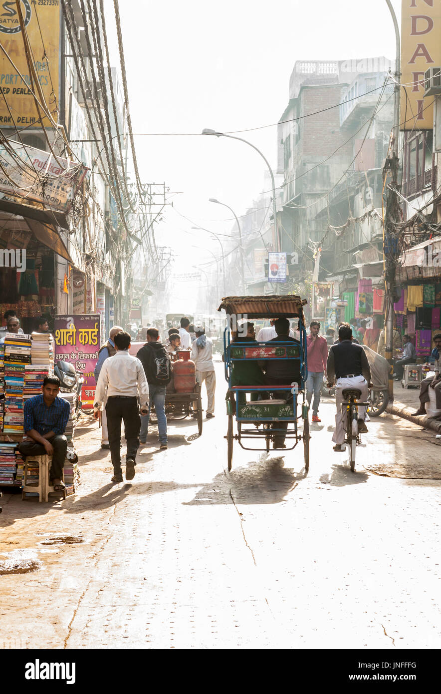 Une scène de rue à Chandni Chowk, l'un des plus anciens et les plus actifs dans les marchés de Delhi, Inde. Banque D'Images