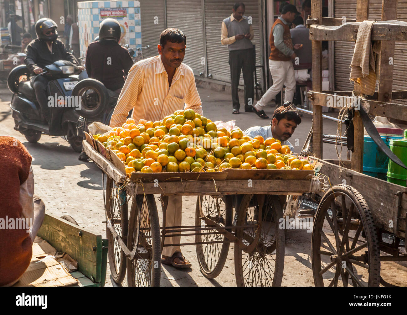 Un homme dans la rue en poussant son panier d'oranges pelées et non pelées, Chandni Chowk, Old Delhi, Inde. Banque D'Images