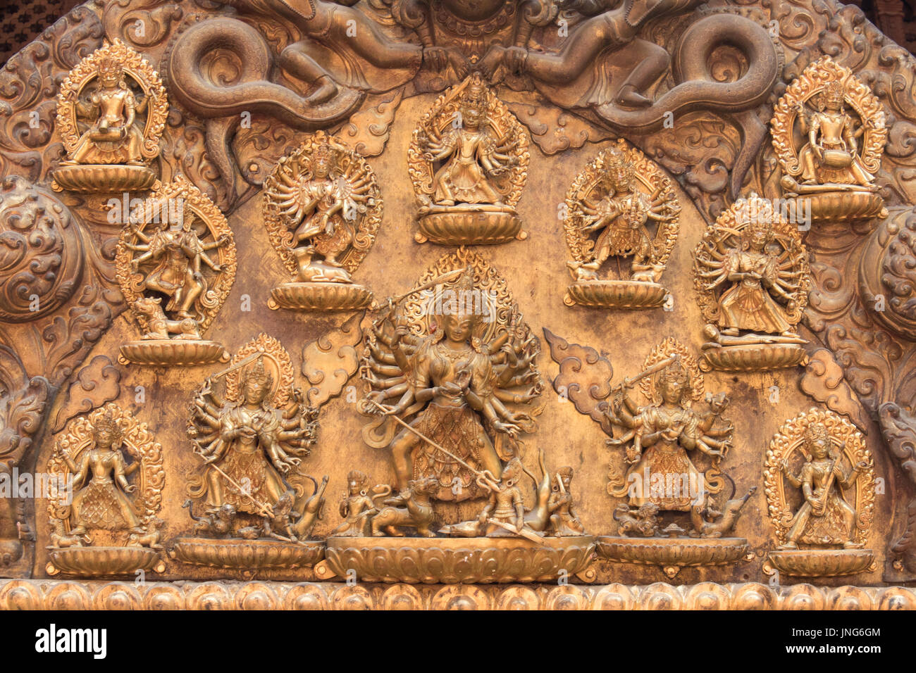 La sculpture dorée de serpents, les serpents et les dieux au-dessus de l'entrée de Taleju Bhawani Temple, Mul Chowk, Patan Durbar Square Katmandou Népal Banque D'Images
