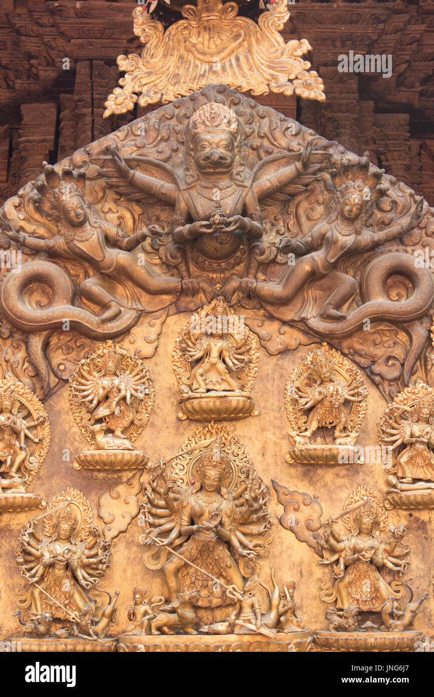 La sculpture dorée de serpents, les serpents et les dieux au-dessus de l'entrée de Taleju Bhawani Temple, Mul Chowk, Patan Durbar Square Katmandou Népal Banque D'Images