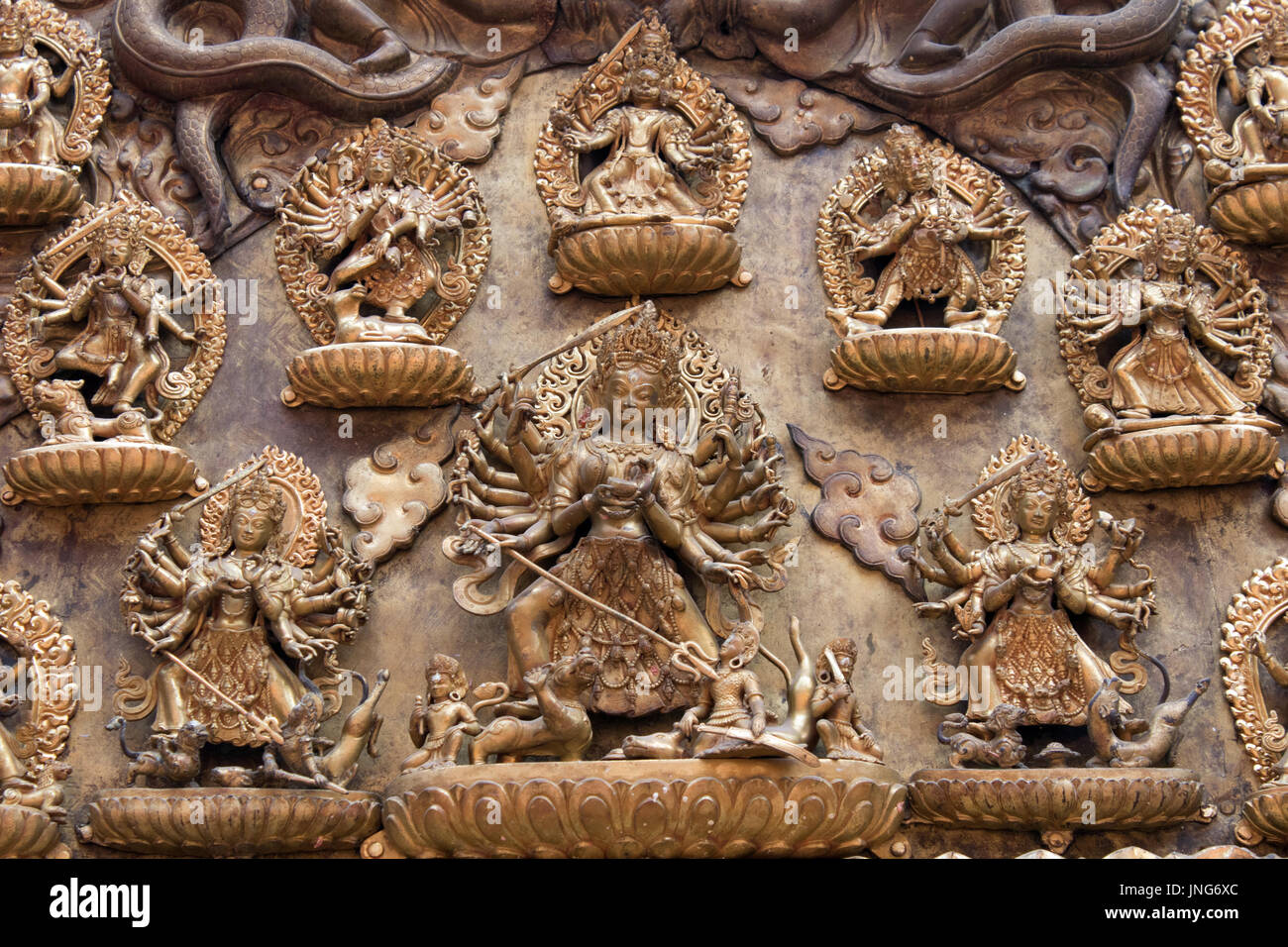 La sculpture dorée de serpents, les serpents et les dieux au-dessus de l'entrée de Taleju Bhawani Temple, Mul Chowk, Patan Durbar Square Katmandou Népal Banque D'Images