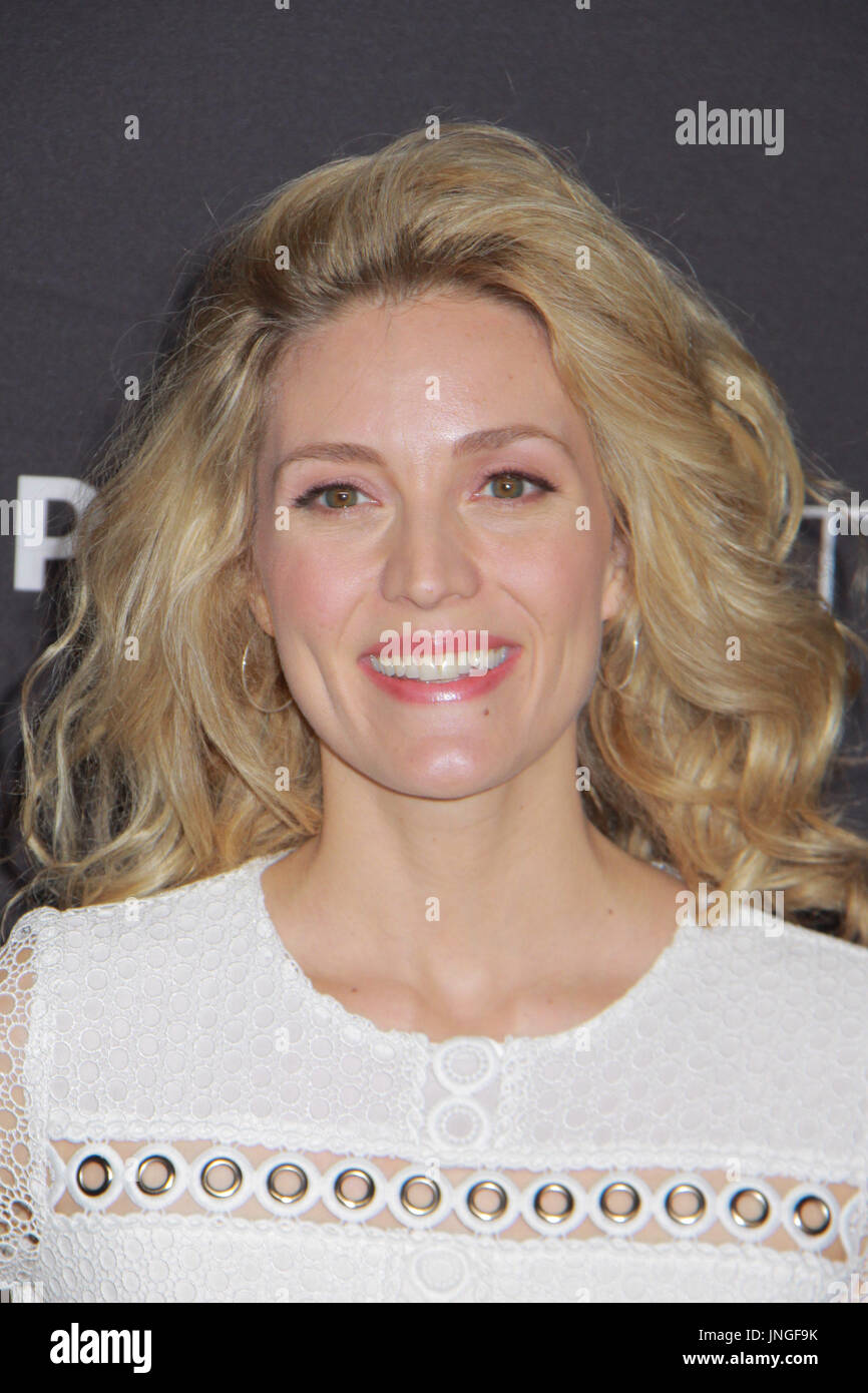 Evelyne Brochu 03/23/2017 34th Annual PaleyFest Los Angeles noir 'orphelins' arrivants tenue au Dolby Theatre de Los Angeles, CA Photo de Julian Blythe Banque D'Images