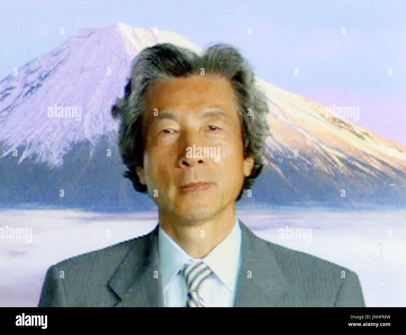 TOKYO, JAPON - Le Premier ministre japonais Junichiro Koizumi parle devant une image de Mt. Fuji dans une vidéo de promotion touristique officielle lancée le 13 janvier par le ministère du Territoire, des infrastructures et des transports pour attirer plus de visiteurs étrangers au Japon. (Kyodo) Banque D'Images