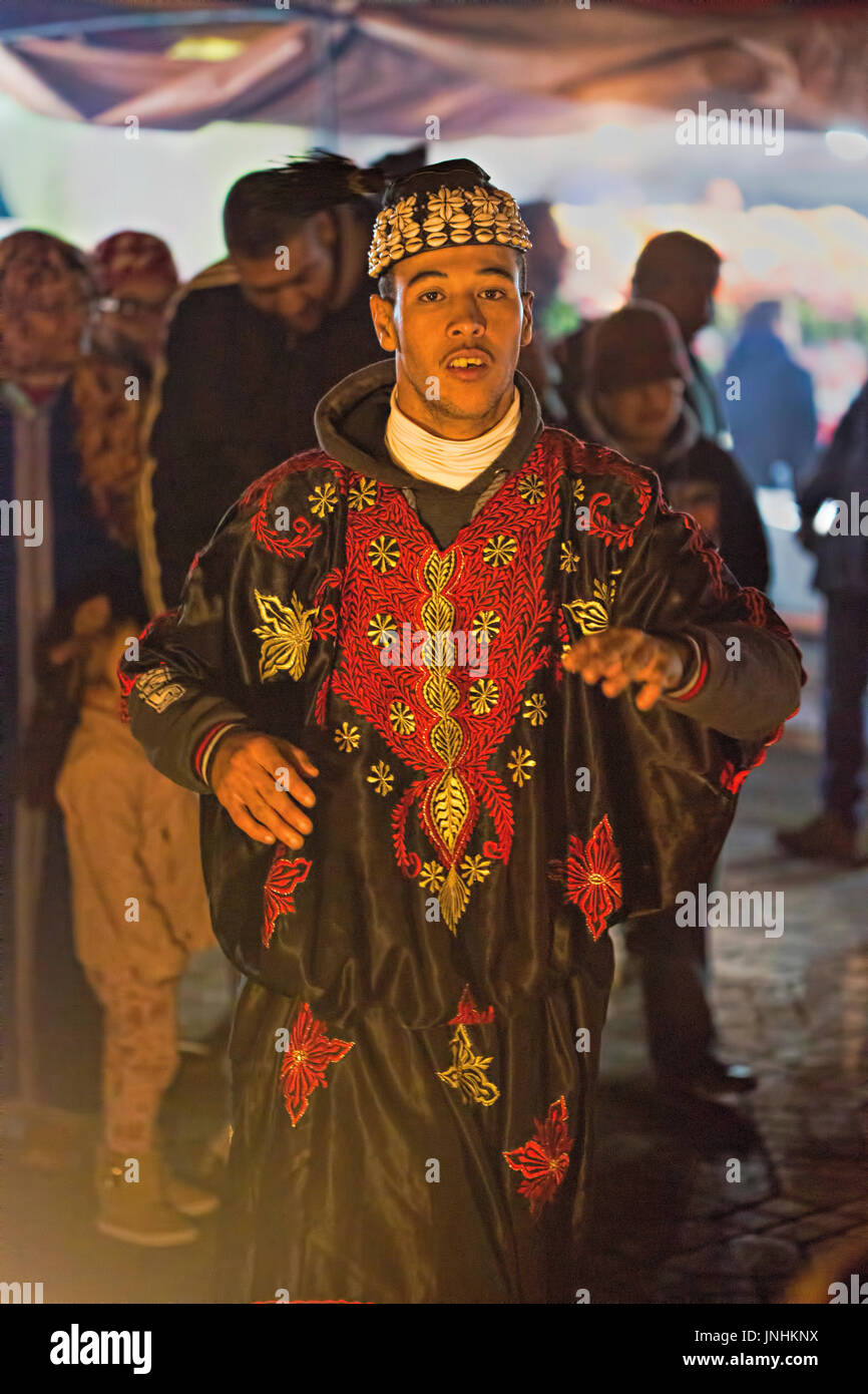Danseur marocain marrakech principal square dans le veinage comme attraction touristique, Maroc Banque D'Images