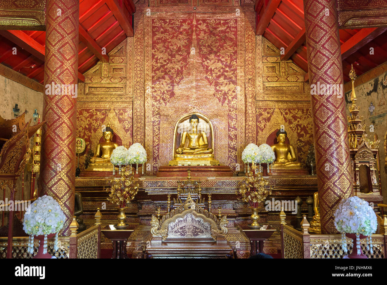 Intérieur de Wat Phra Singh, un temple bouddhiste à Chiang Mai, dans le Nord de la Thaïlande et Phra Buddha Sihing, la plus importante statue de Bouddha de Chiang Mai. Banque D'Images