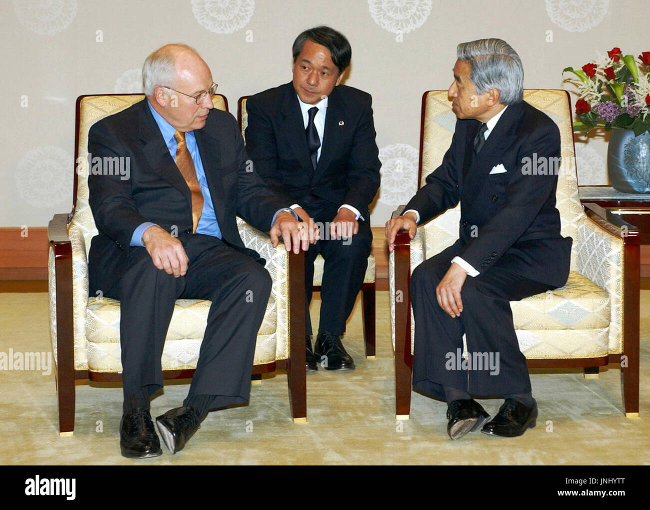 TOKYO, JAPON - Vice-président des États-Unis Dick Cheney (L) rend une visite de courtoisie à l'empereur japonais Akihito (R) au Palais Impérial à Tokyo le 13 avril. Piscine (photo)(Kyodo) Banque D'Images