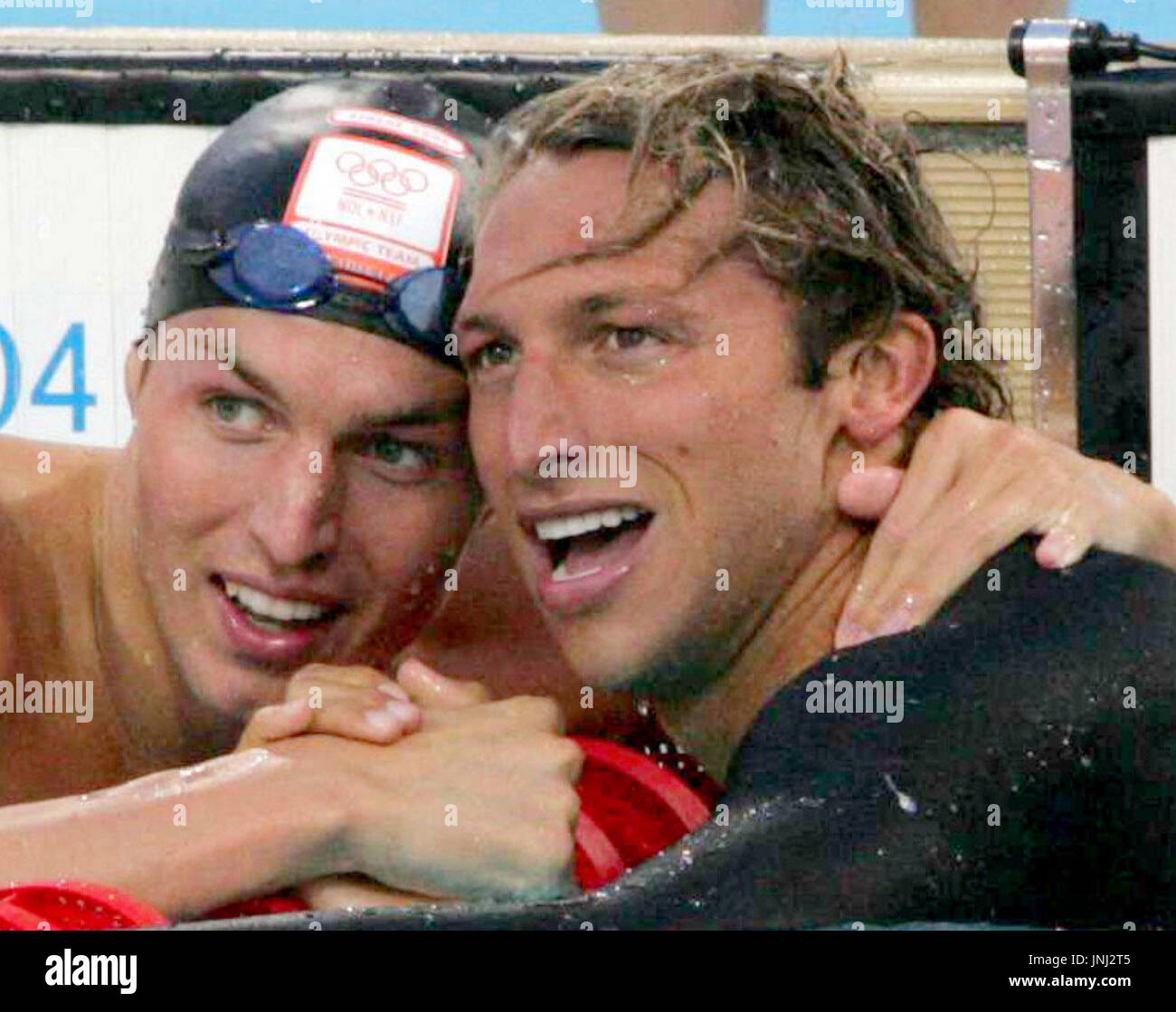 Athènes, Grèce - Australie's Ian Thorpe (L) célèbre avec Peter van den Hoogenband des Pays-Bas après avoir remporté le 200 mètres nage libre aux Jeux Olympiques d'Aquatic Centre à Athènes le 16 août. Van den Hoogenband est arrivé en deuxième position lors des Jeux Olympiques de 2004. (Kyodo) Banque D'Images