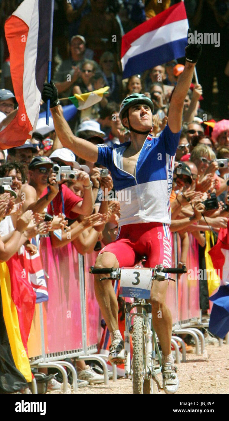 Athènes, Grèce - France's Julien Absalon vagues le drapeau de son pays après avoir remporté la médaille d'or chez les hommes de vélo de montagne cross-country à l'événement olympique Parnitha Vtt lieu le 28 août. (Kyodo) Banque D'Images
