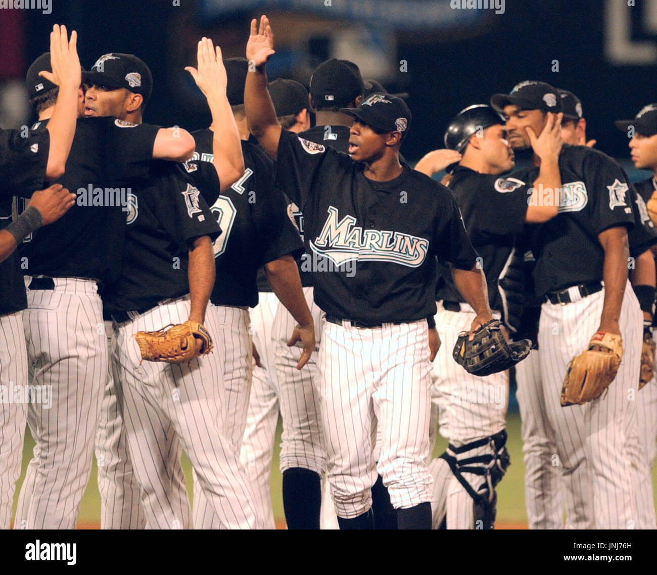 MIAMI, États-Unis - Les joueurs des Marlins de la Floride de célébrer leur victoire sur l'équipe de 6-4 les Yankees de New York dans le jeu 5 de la Série mondiale lors du Pro Player Stadium de Miami, Floride, le 23 octobre. Les marlins mener le meilleur-de-sept séries 3-2. (Kyodo) Banque D'Images