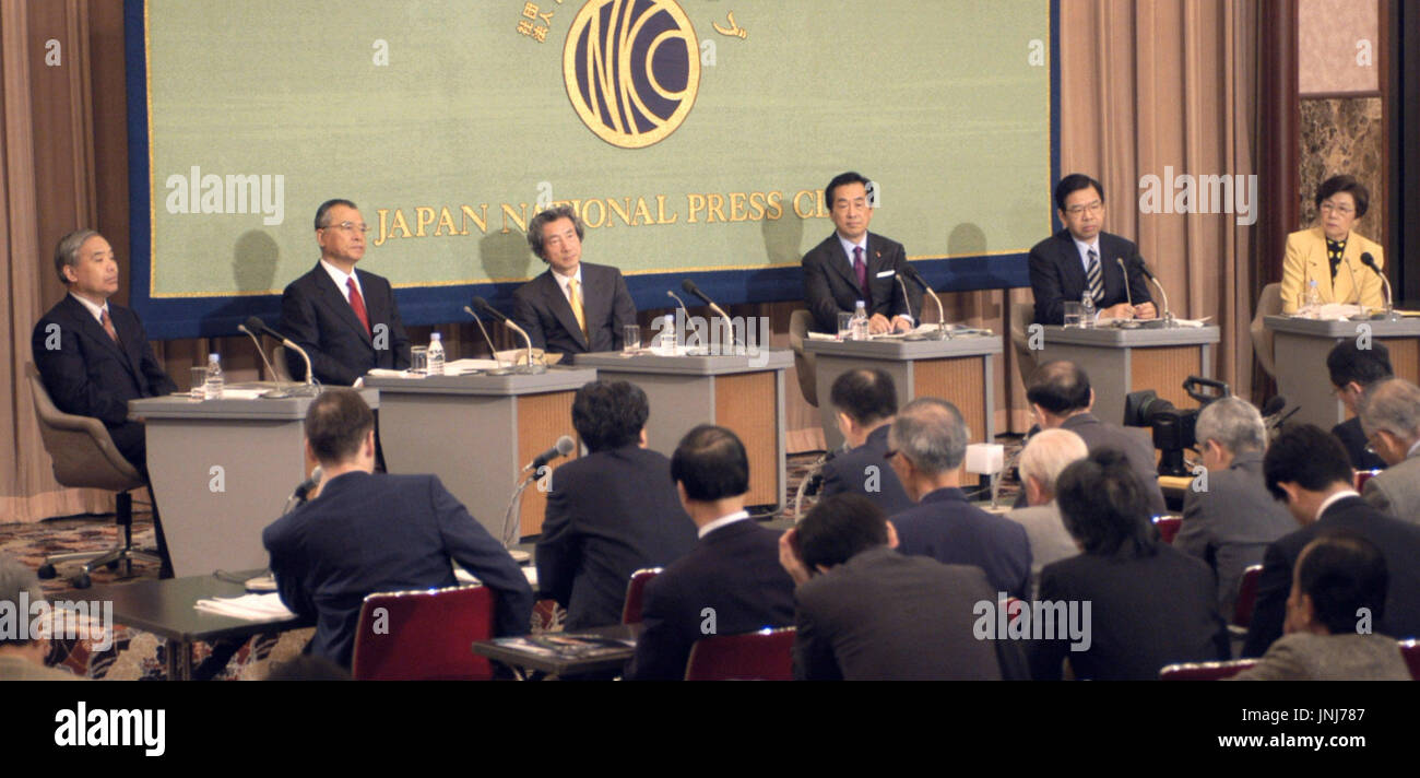 TOKYO, JAPON - Les dirigeants des principaux partis politiques du Japon six parties tenir un débat session au Japon National Press Club à Tokyo le 27 octobre avant l'élection générale du 9 novembre. (De G à D) sont nouvelles le chef du parti conservateur, Hiroshi Kumagai, nouveau Komei Takenori Kanzaki, chef du premier ministre Junichiro Koizumi du Parti libéral-démocrate, Parti démocrate du Japon, Naoto Kan, chef, chef du Parti communiste japonais Kazuo Shii, chef du Parti Social-démocrate et Takako Doi. (Kyodo) Banque D'Images