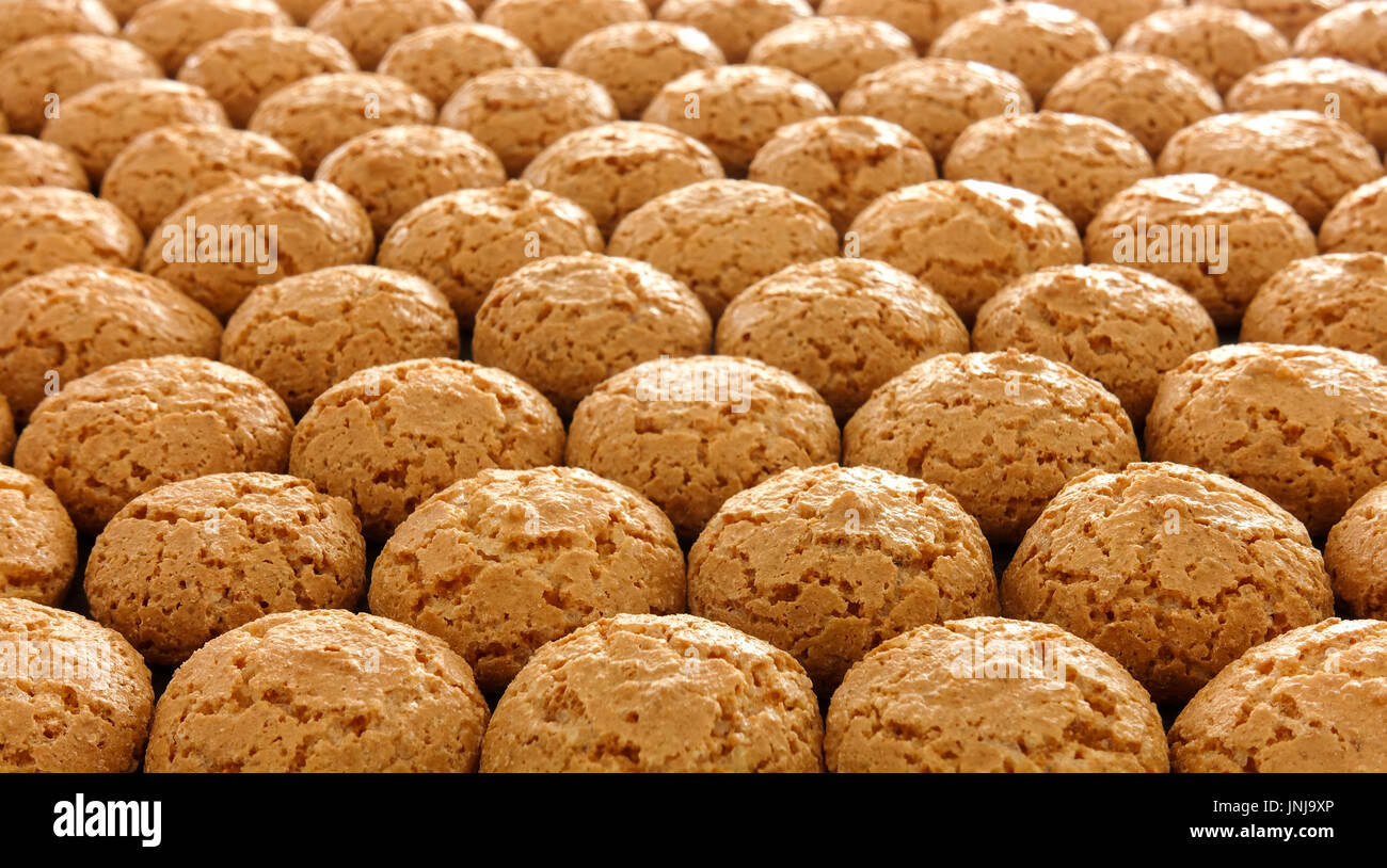 Arrangement symétrique de biscuits Amaretti italien rétroéclairé. Profondeur de champ. 2 Banque D'Images