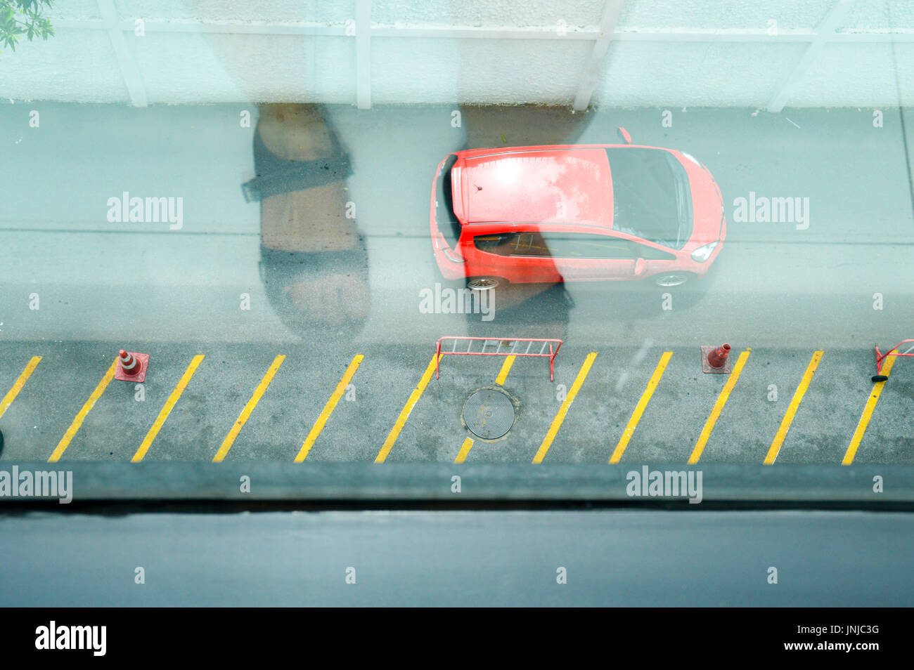 Photo conceptuelle abstraite unique montrant la vie urbaine quotidienne à Bangkok pendant la période de distanciation sociale et de verrouillage dû à la pandémie de Covid-19 Banque D'Images