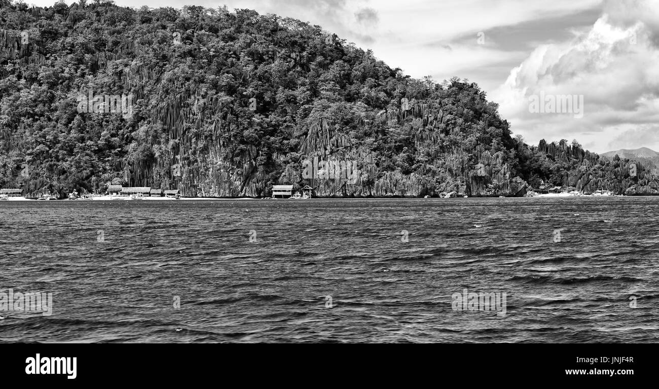 À partir d'un bateau en philippines Snake Island près de El Nido, Palawan, beau panorama sur la mer et littoral rock Banque D'Images