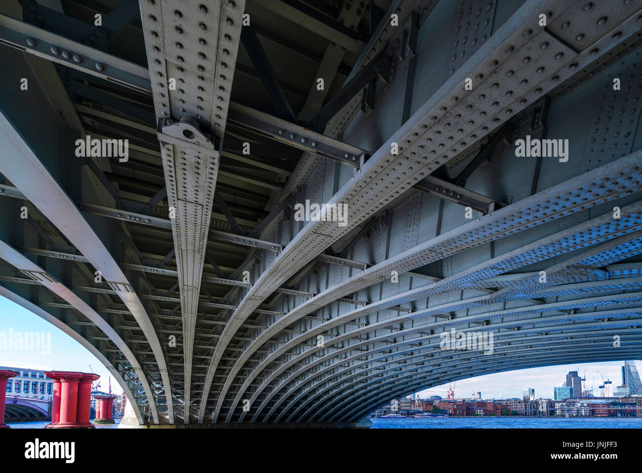 Londres - Juillet 27 : Vue sur le dessous du pont de Blackfriars à Londres le 27 juillet 2017 Banque D'Images