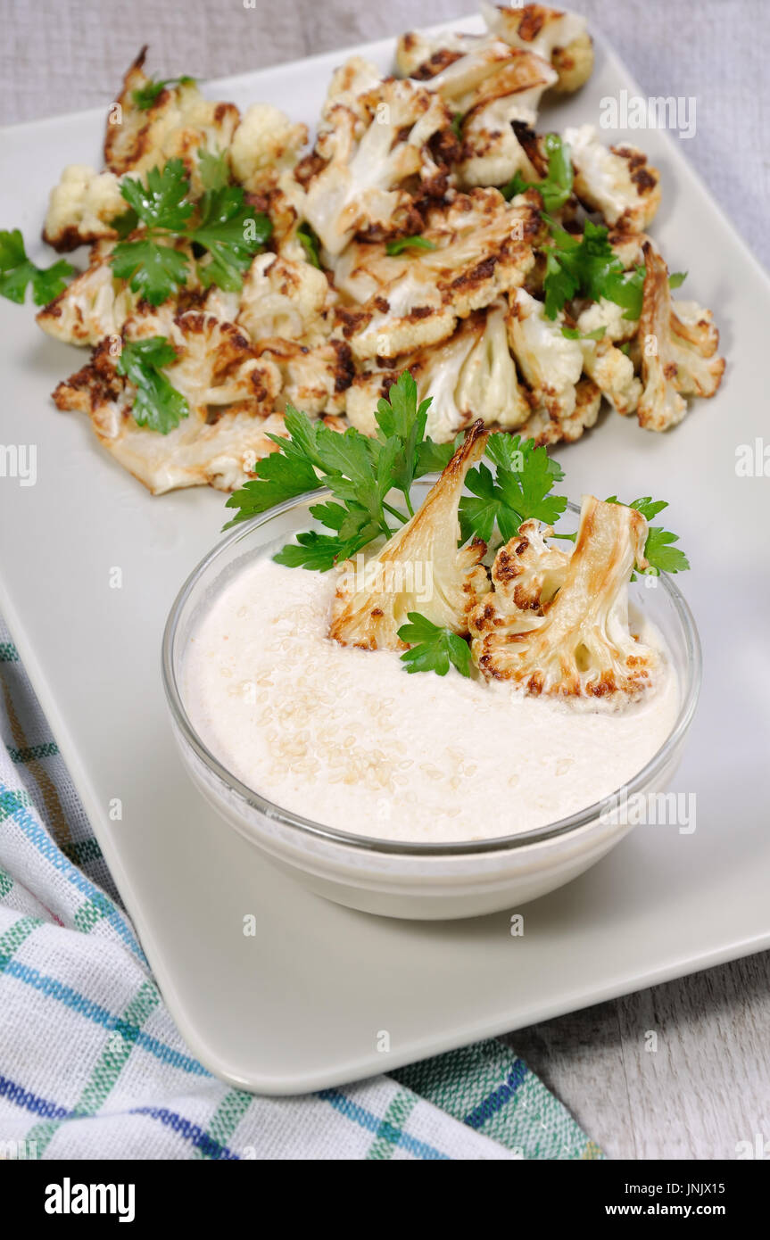 Chou-fleur rôti avec sauce tahini (pâte de sésame Photo Stock - Alamy