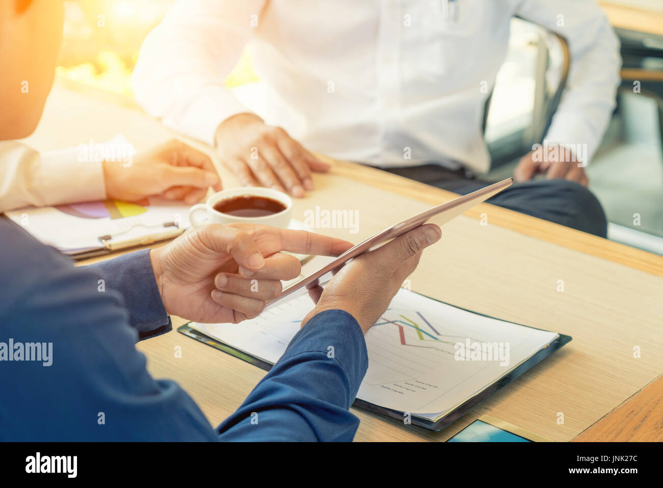 L'équipe d'affaires présents. Investisseur professionnel Photo nouveau projet de travail de démarrage d'entreprise. Finances réunion d'affaires. Ordinateur portable tablette numérique smar Banque D'Images