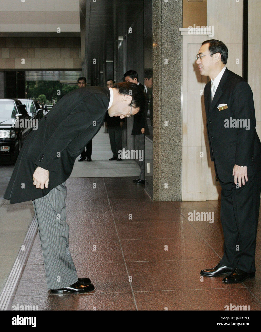 Tokyo Japon Tokyo Metropolitan Government Employe Yoshiki Kuroda L Arrive A L Hotel Imperial De Tokyo Le 15 Novembre A Epouser La Princesse Sayako Piscine Photo Kyodo Photo Stock Alamy