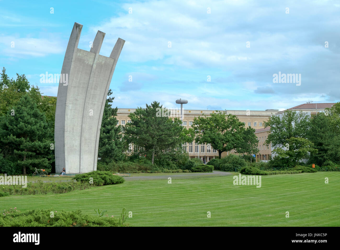 BERLIN, ALLEMAGNE / Juillet 2017 : Luftbruckendenkmal (Berlin Airlift Memorial) à l'ancien aéroport de Tempelhof, Platz der Luftbrucke, Berlin, Allemagne. Banque D'Images