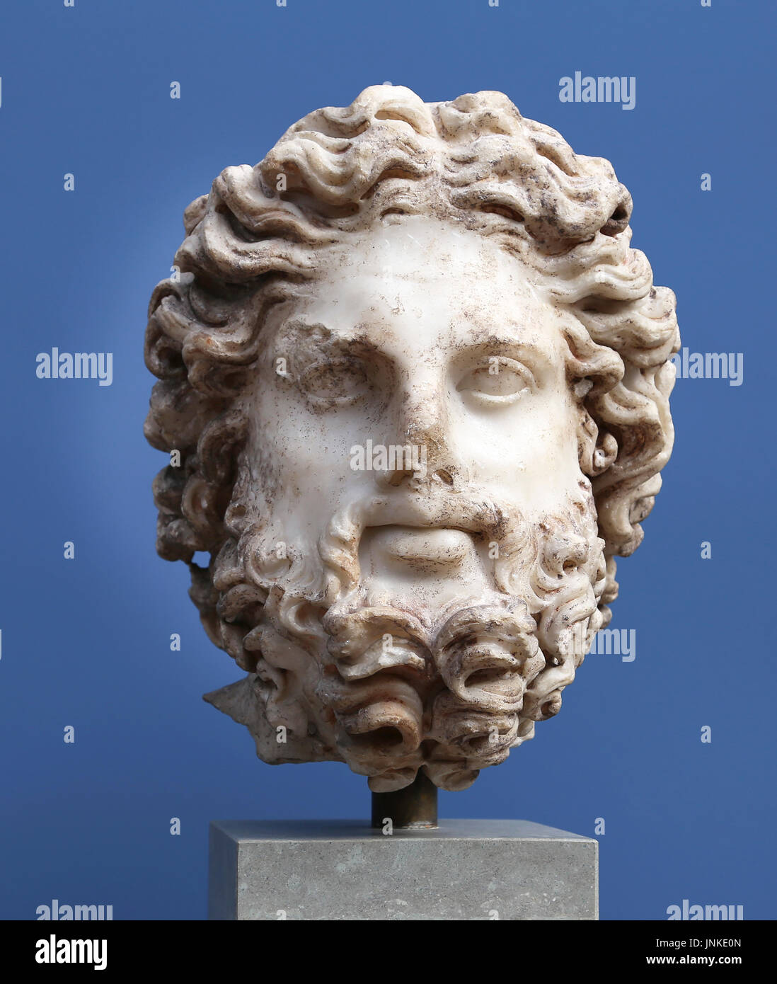 Tête de Zeus. La fin du 2e siècle AD. Rome, le marbre. Père dieux font face. Des traces de couleur rouge, probablement peint. Banque D'Images Tête de Zeus. La fin du 2e siècle AD. Rome, le marbre. Père dieux font face. Des traces de couleur rouge, probablement peint. Banque D'Images