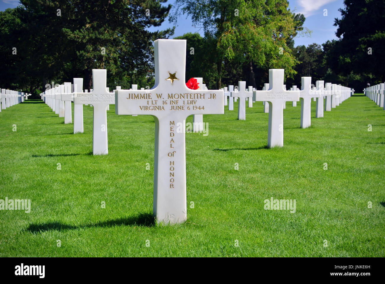 Tombe de Jimmie W. Monteith Jr, 16e Régiment d'infanterie, récipiendaire de la médaille d'honneur, cimetière américain de Normandie, France Banque D'Images