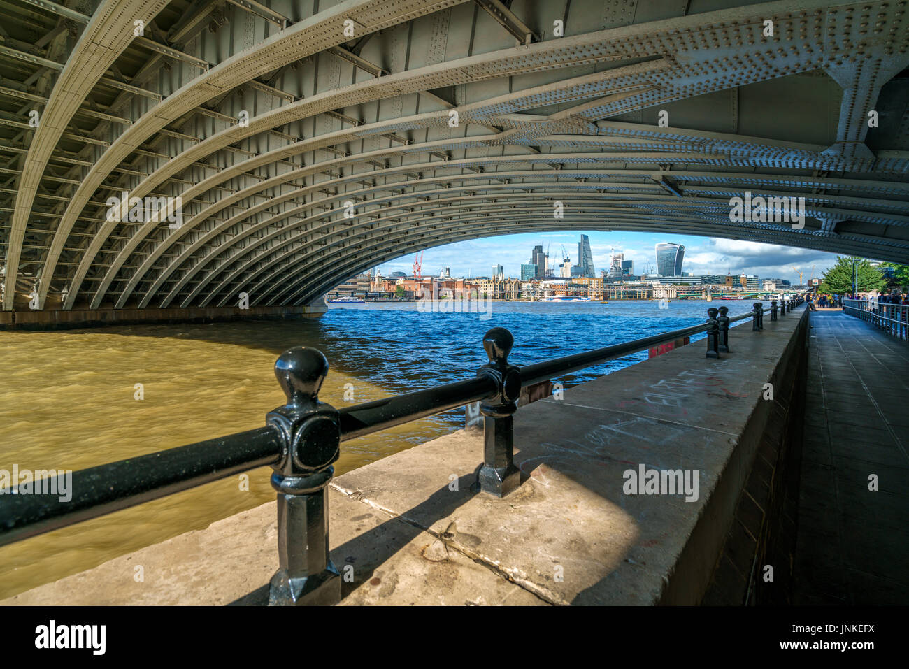 Londres - Juillet 27 : Vue sur le dessous du pont de Blackfriars à Londres le 27 juillet 2017. Des personnes non identifiées Banque D'Images