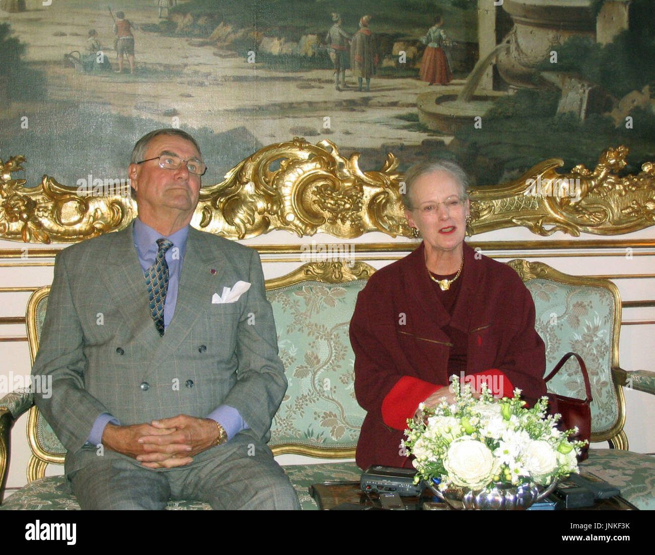 FREDENSBORG, Danemark - la Reine Margrethe II (R) du Danemark et son époux, le Prince Henrick, qui effectuera une visite au Japon en novembre, s'exprimer, au cours d'un entretien avec des journalistes japonais au château de Fredensborg dans la banlieue de Copenhague le 19 octobre. Le couple royal a dit avoir hâte de voir du Japon l'empereur Akihito et l'impératrice Michiko. (Kyodo) Banque D'Images
