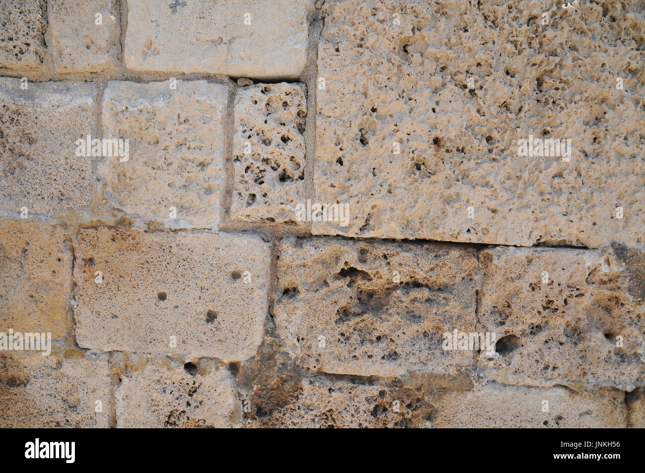 Close up d'un mur construit à partir du pétrole brut de briques Kurkar un grès calcaire fossilisé ou les dunes de sable de mer commun dans Israël. Photographié à Acre Banque D'Images