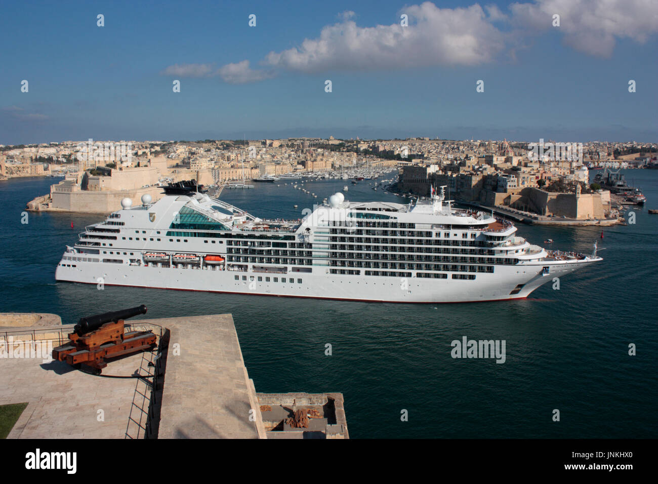 Maison de vacances Méditerranée Voyages et tourisme. Le navire de croisière moderne ou encore la saisie de Seabourn le Grand Port à Malte, Europe Banque D'Images