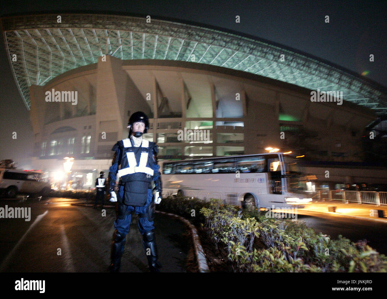 Tokyo, Japon - policiers antiémeutes montent la garde à l'extérieur de Saitama Stadium 2002 8 février tandis que les membres de l'équipe nationale de football de la Corée du Nord pratique en préparation pour leur Coupe du monde zone Asie qualificatif du groupe B contre le Japon le 9 février. (Kyodo) Banque D'Images