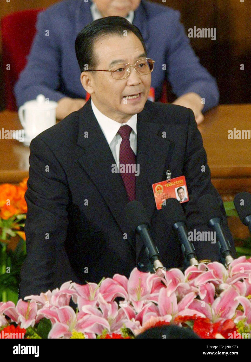 BEIJING, CHINE - Le Premier ministre chinois Wen Jiabao fournit un rapport annuel de travail pour le Congrès national du peuple le 5 mars que le congrès a ouvert le même jour dans le Grand Hall du Peuple à Beijing. (Kyodo) Banque D'Images