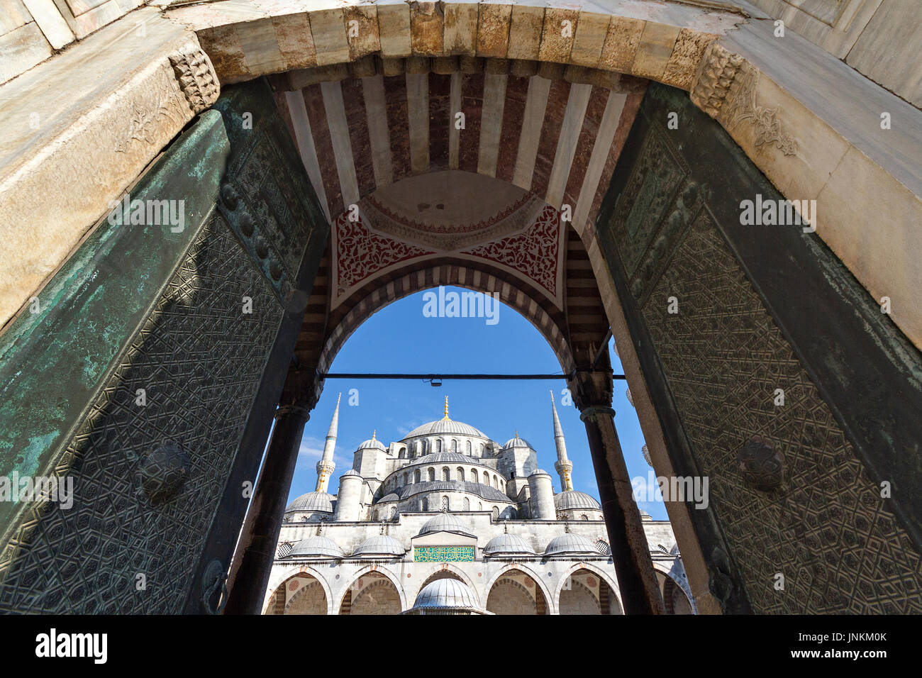 Vue sur la Mosquée bleue à travers les arches, Istanbul, Turquie Banque D'Images