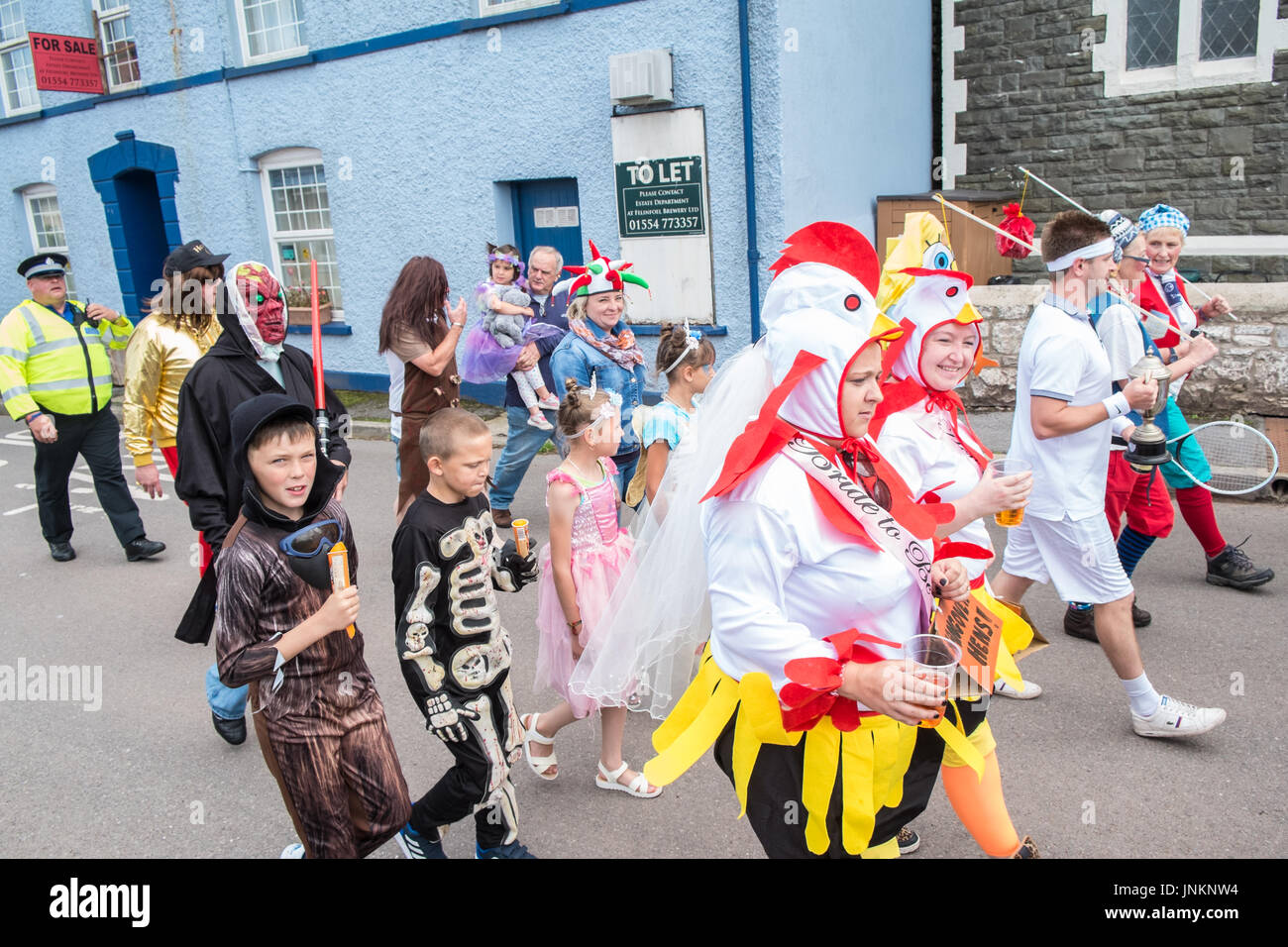 Fancy dress,défilé,brass band,spectacles,pendant,10ème anniversaire,,,Llansaint, village rural,Carnaval,,Carmarthenshire, Pays de Galles, Royaume-Uni,UK,l'Europe, Banque D'Images