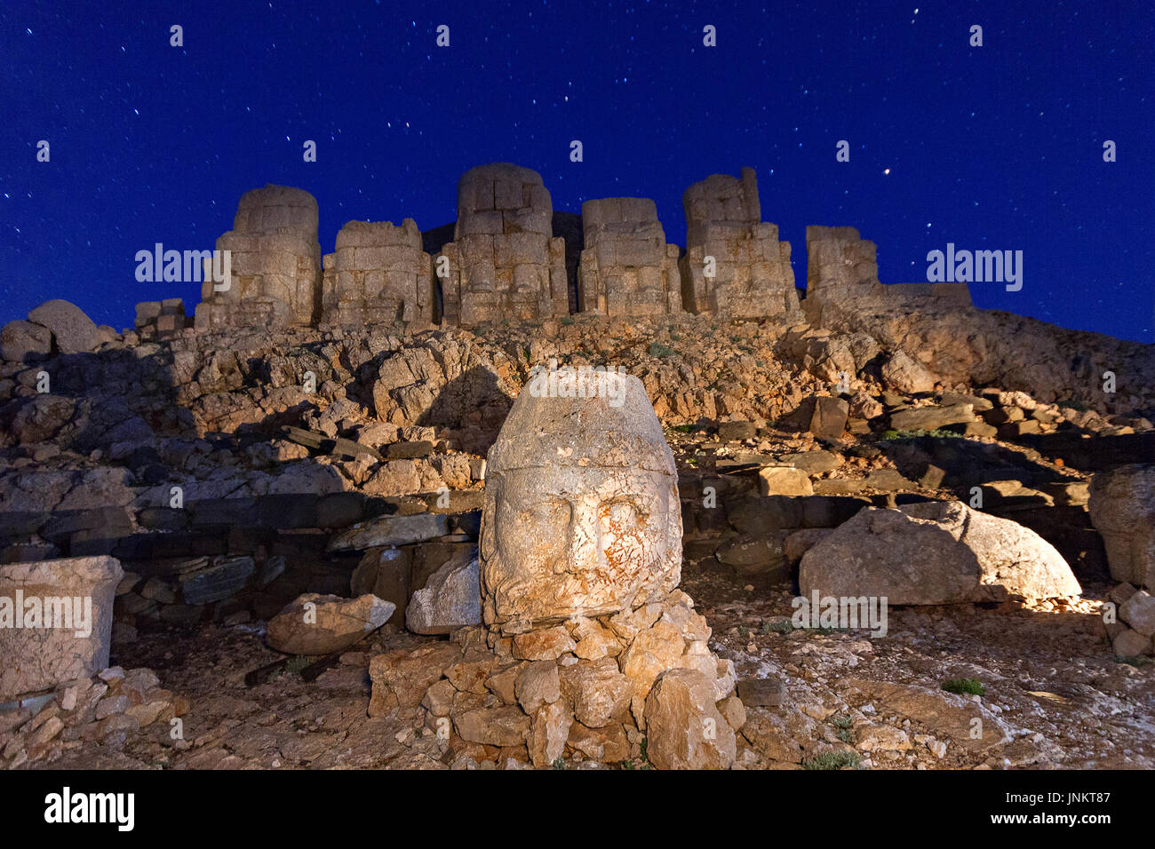 Mont Nemrut avec les étoiles dans le ciel, au crépuscule, la Turquie. Banque D'Images