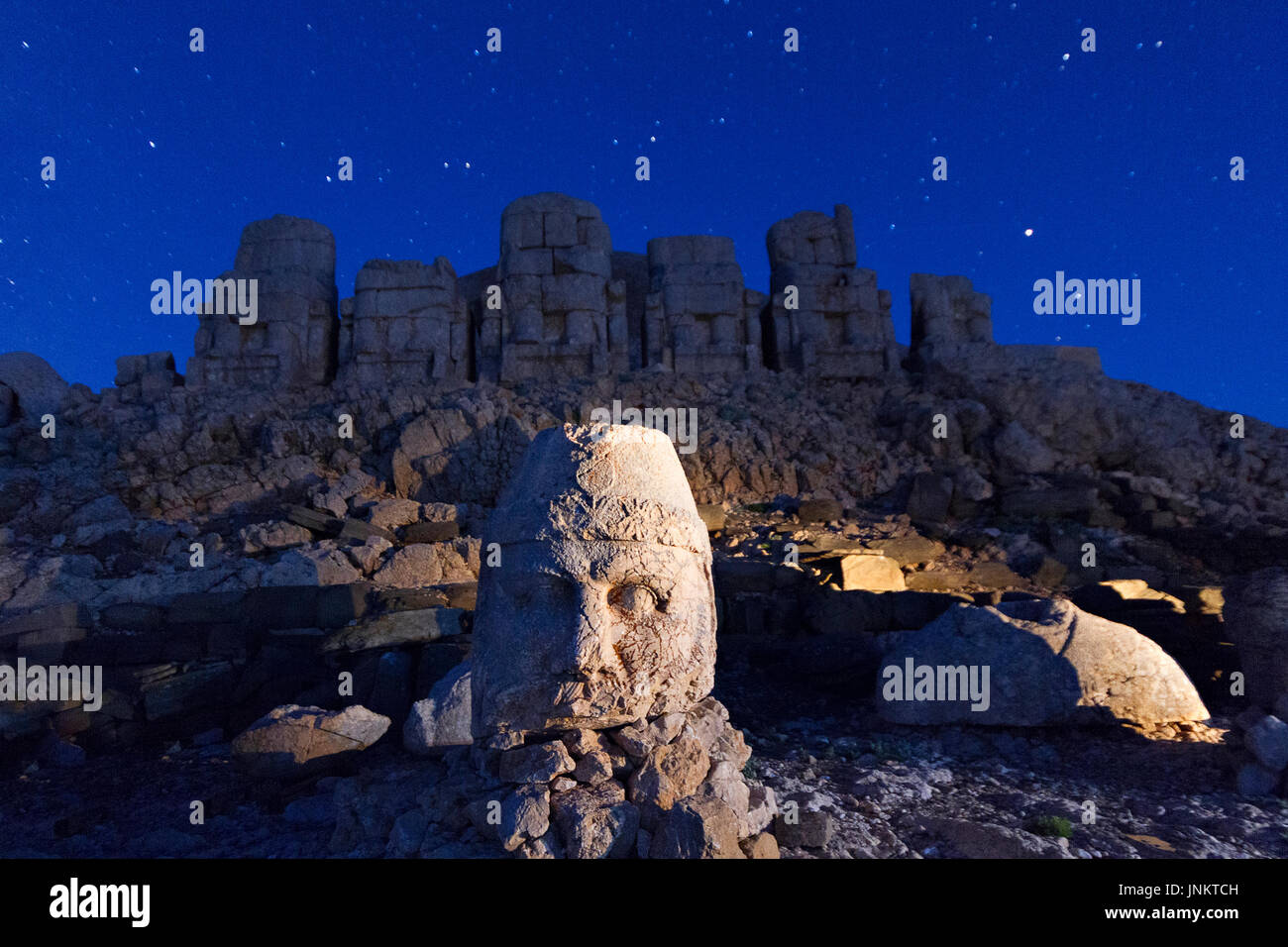 Mont Nemrut avec les étoiles dans le ciel, au crépuscule, la Turquie. Banque D'Images
