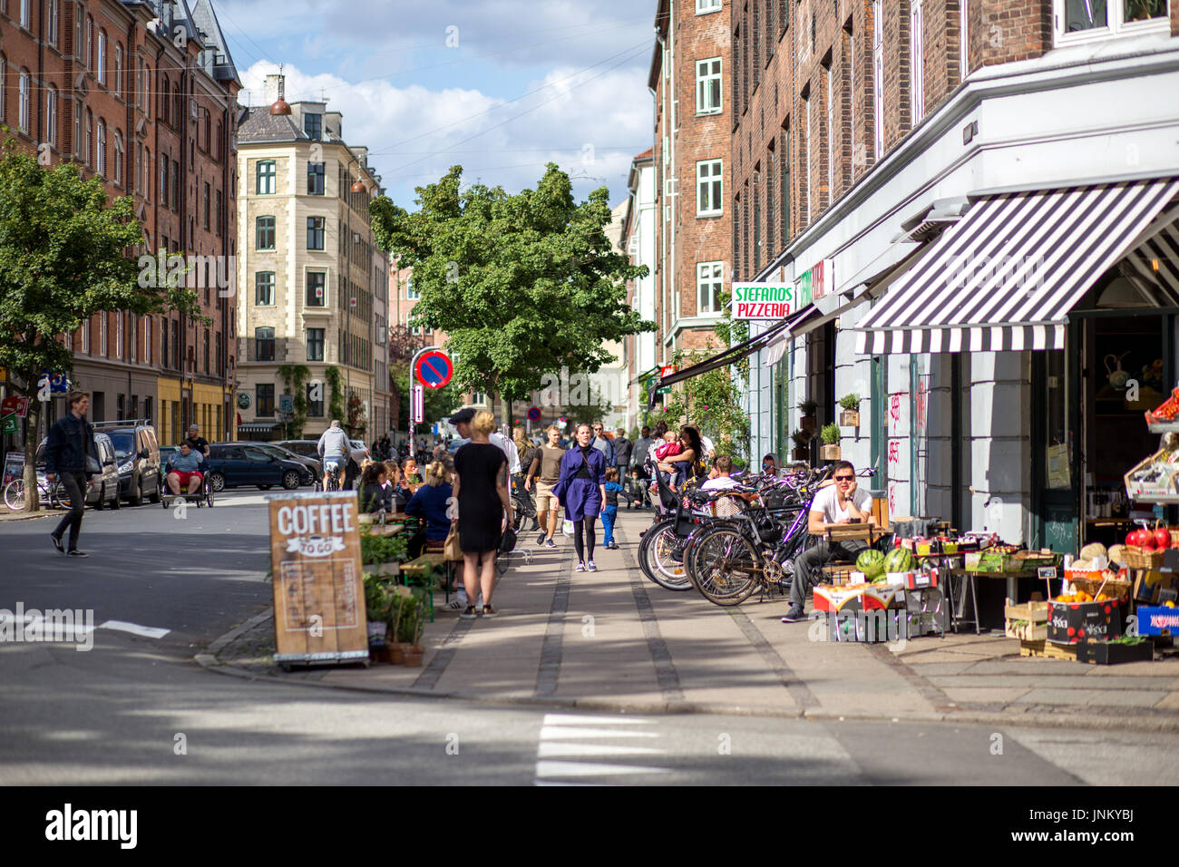 10 juin 2017 - Copenhague, Danemark : les gens sur Stefansgade à Nørrebro district bénéficiant d'une journée d'été Banque D'Images
