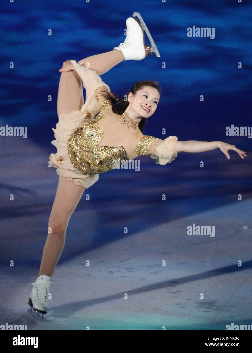 TOKYO, JAPON - Turin, du Shizuka Arakawa patinage artistique olympique médaillée d'or, fonctionne à un spectacle sur glace de Tokyo le 24 août. (Kyodo) Banque D'Images