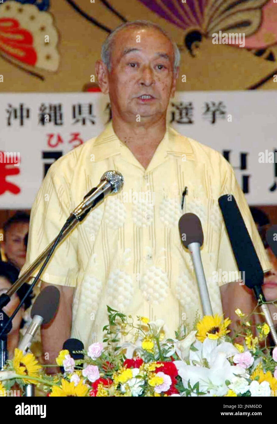 NAHA, Japon - Hirokazu Nakaima, ancien président d'Okinawa Electric Power Co., annonce sa candidature à l'élection au poste de gouverneur d'Okinawa le 19 novembre lors d'une conférence de presse à Naha sur septembre 5. Nakaima est soutenue par le Parti libéral démocrate et le Nouveau parti Komeito, et les entreprises locales sont également approuver lui. (Kyodo) Banque D'Images