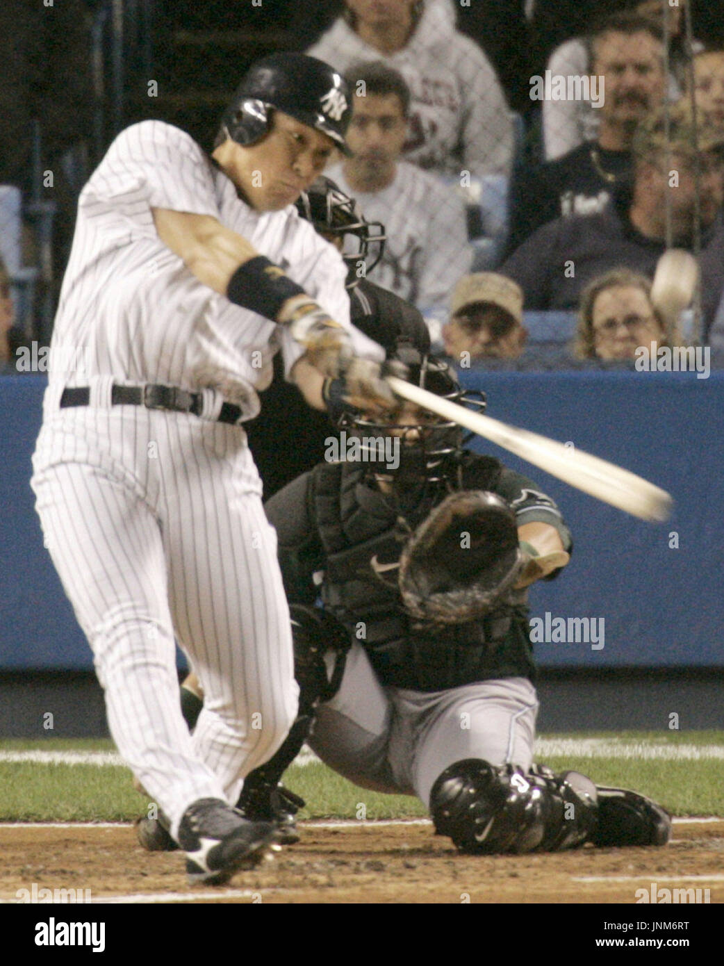 NEW YORK, États-Unis - New York Yankees frappeur désigné Hideki Matsui hits un simple au centre dans la première manche d'un match contre les Devil Rays de Tampa Bay au Yankee Stadium de New York le 12 septembre. Matsui a 4-en-4 avec 1 points produits et 1 à pied que les Yankees ont gagné 12-4. (Kyodo) Banque D'Images