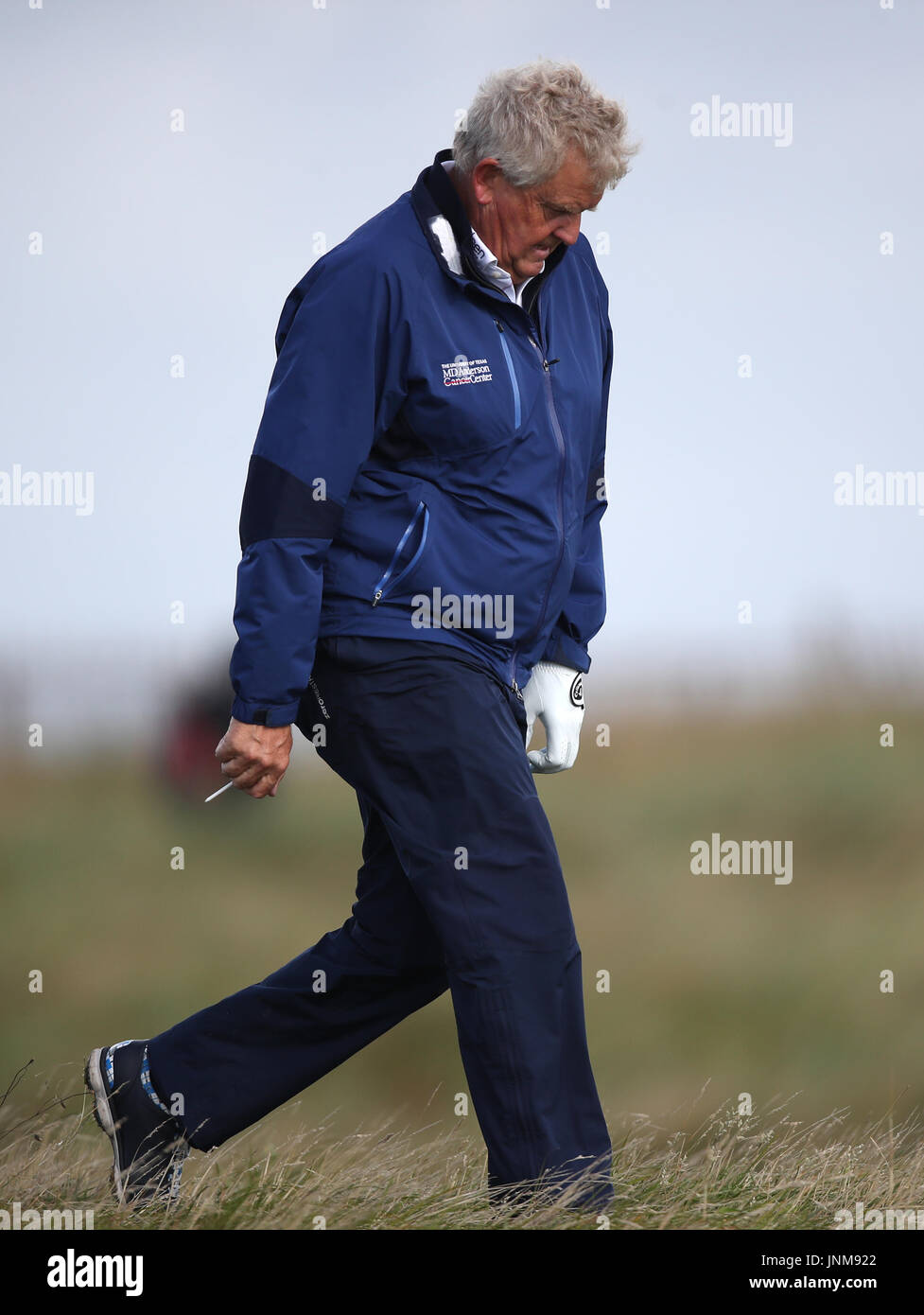 L'Angleterre semble découragée Colin Montgomerie lors de la quatrième journée de l'Open Senior au Royal Porthcawl Golf Club, Porthcawl. Banque D'Images