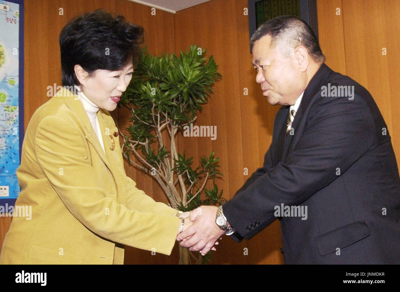 TOKYO, JAPON - Yoshikazu Shimabukuro (R), nouveau maire de la ville de Nago, Okinawa, rencontre avec le ministre de l'environnement Yuriko Koike (L), qui est également ministre responsable de l'état d'Okinawa et des Territoires du Nord Affaires étrangères, au Bureau du Cabinet à Tokyo le 9 février 2009. Il était à la recherche de l'aide du gouvernement central pour le développement économique du nord de l'île d'Okinawa où la ville de Nago est situé. (Kyodo) Banque D'Images