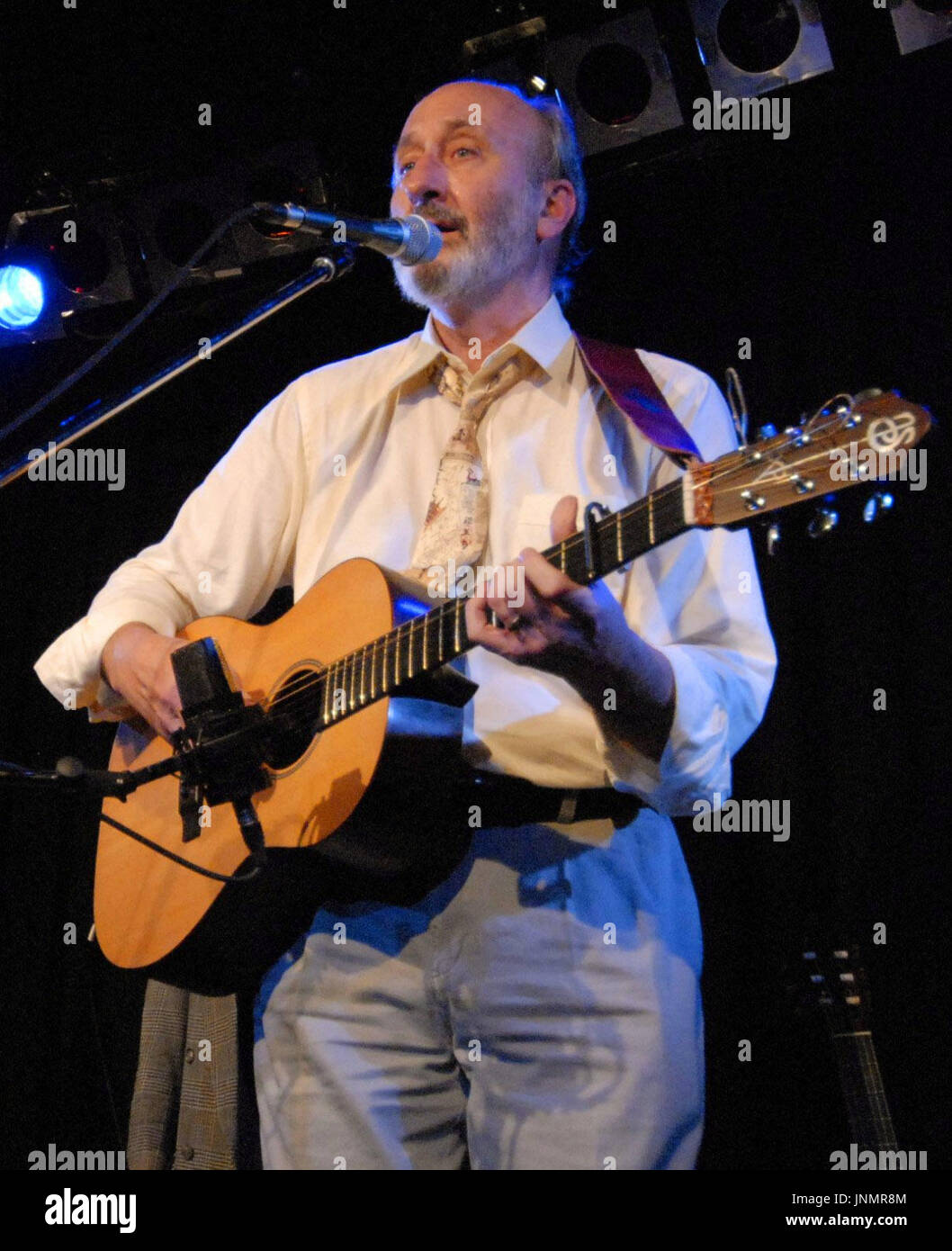 TOKYO, JAPON - American folk singer Paul Stookey, membre de la légendaire groupe Peter, Paul & Mary, chante ''SONG'' de Megumi, une chanson dédiée à l'abductée Megumi Yokota, le 18 février lors d'un concert à Tokyo pour un public d'environ 80 ans. (Kyodo) Banque D'Images