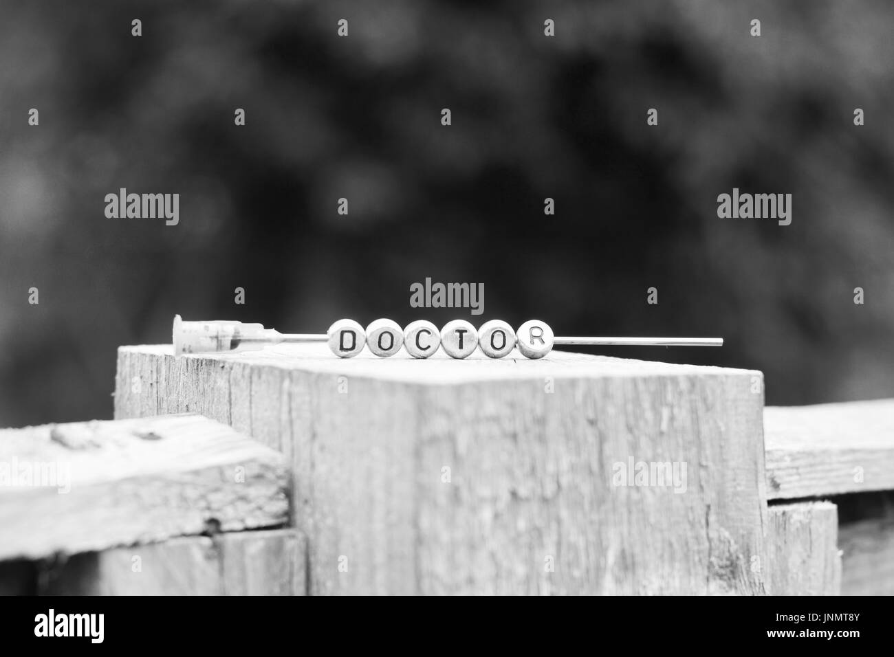 Lettres d'argent sur l'aiguille. Médecin inscription sur le bâton en bois. Banque D'Images
