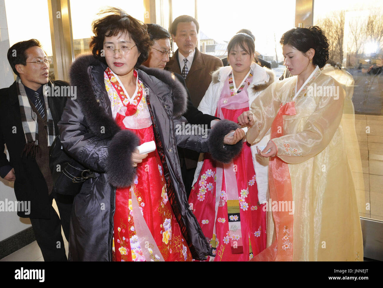 PYONGYANG, Corée du Nord - Les femmes en costume traditionnel coréen arriver au Grand Théâtre de Pyongyang est la capitale nord-coréenne le 26 février pour un concert de l'Orchestre philharmonique de New York. (Kyodo) Banque D'Images