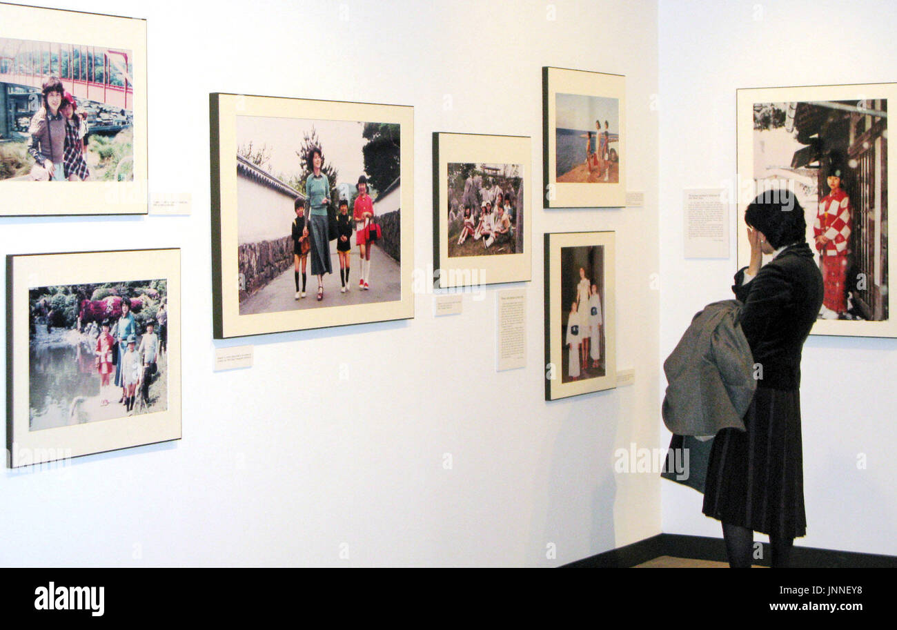 NEW YORK, États-Unis - Une exposition de photos avec Megumi Yokota, une fille japonais enlevés par la Corée du Nord en 1977, a ouvert le 13 mars à New York dans le cadre de sa famille tente de sensibiliser la population mondiale d'enlèvements par des agents nord-coréens à la fin des années 70 au début des années 1980. (Kyodo) Banque D'Images