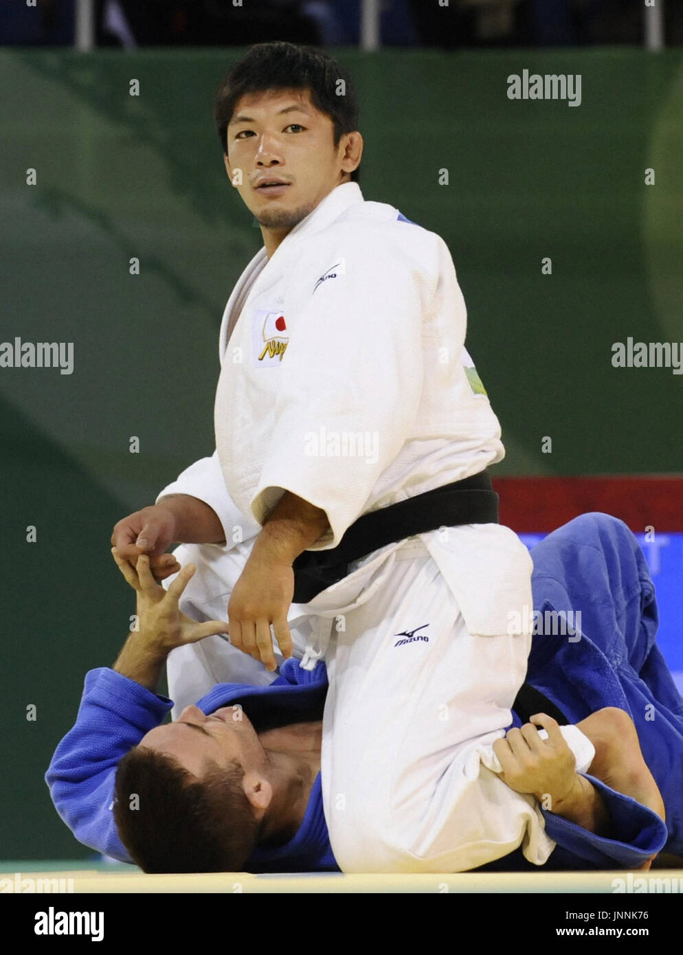 BEIJING, CHINE - Masato Uchishiba se trouve au-dessus de Benjamin Darbelet de France chez les hommes de 66 kg de judo de classe finale aux Jeux Olympiques de Beijing en août 10, gagner le match et de défendre avec succès son titre olympique de judo. (Kyodo) Banque D'Images