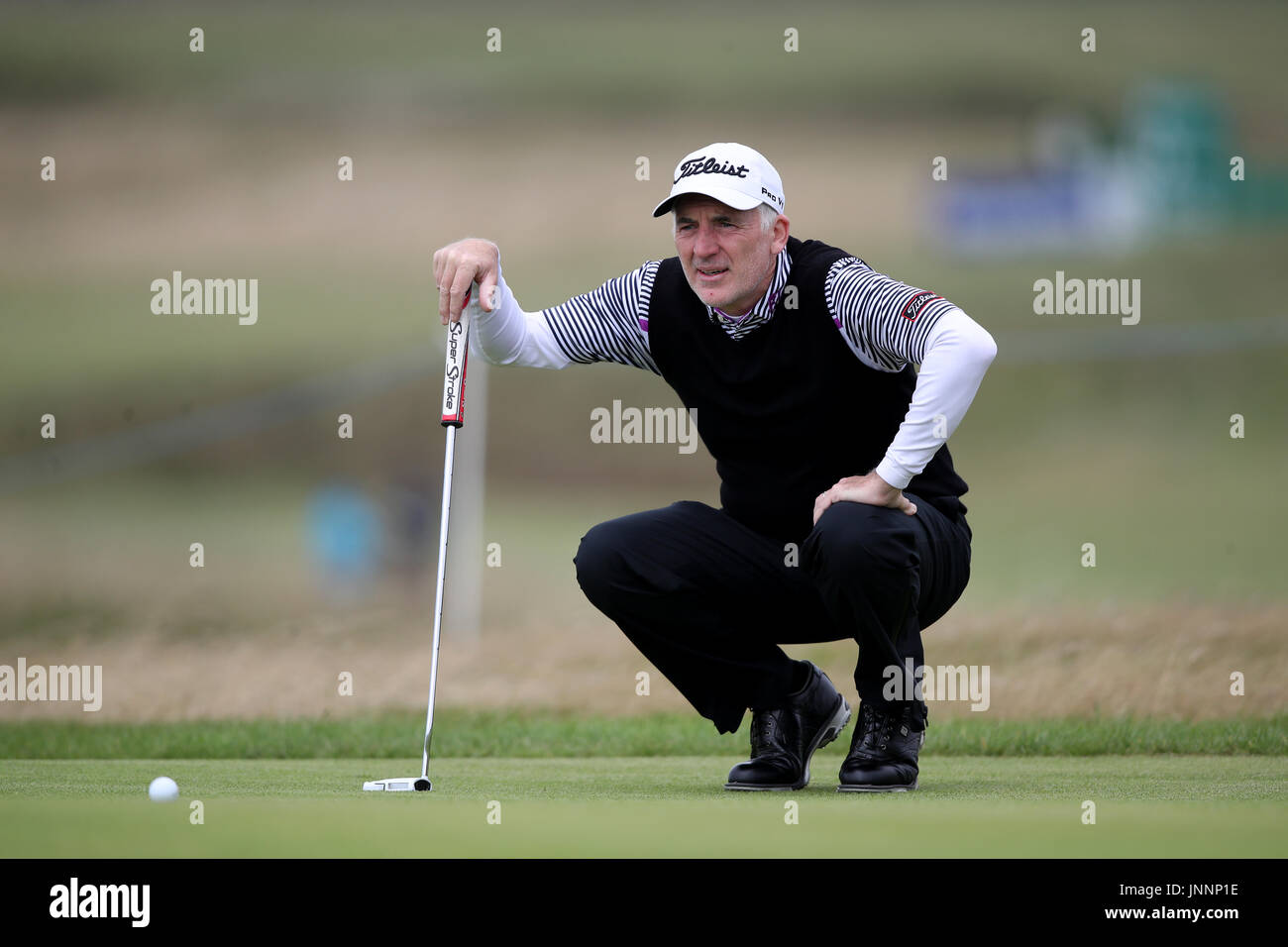 Pays de Galles' Phillip : aligne un putt pendant quatre jours de l'ouverture au Royal Porthcawl Golf Club, Porthcawl. Banque D'Images