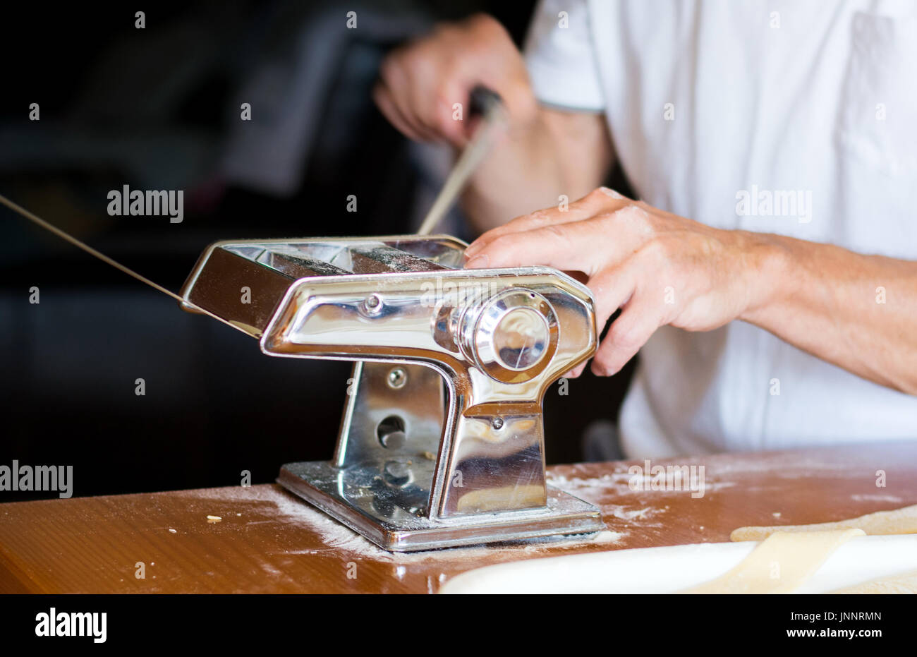 Faire des pâtes faites à la maison avec une machine Banque D'Images