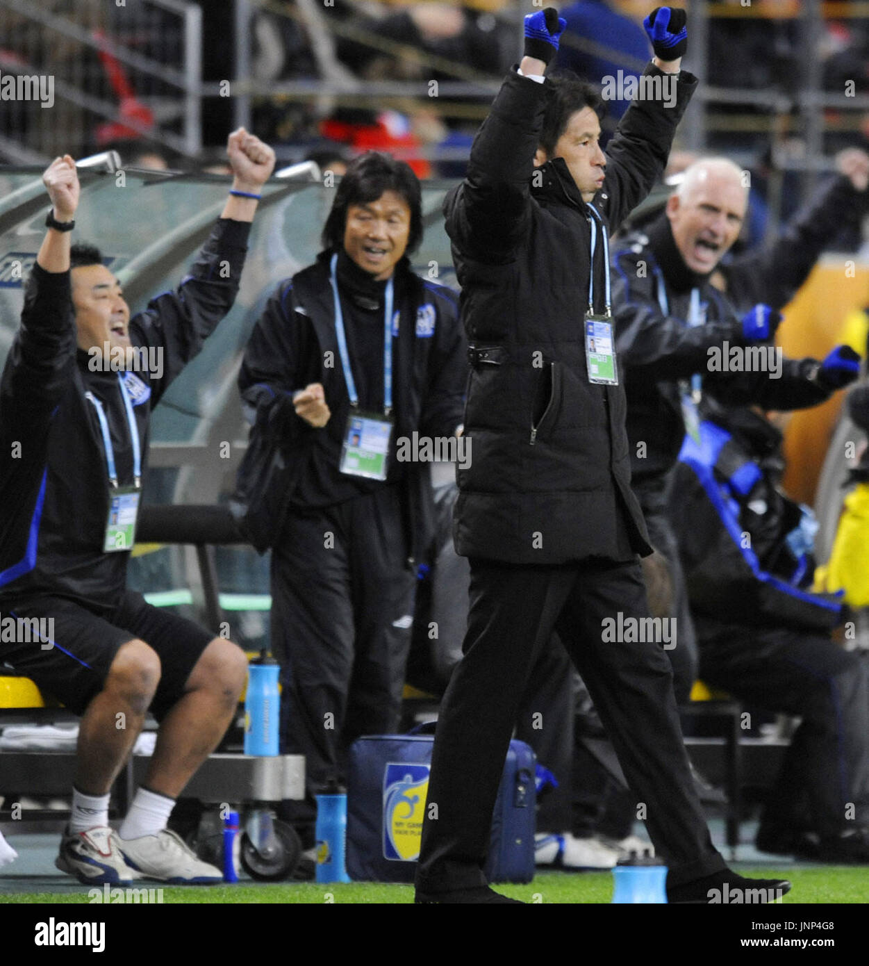 TOYOTA, Japon - Japon Osaka Gamba du coach Akira Nishino (2e à partir de la R) célèbre après que son équipe a battu l'Australie Adelaide United 1-0 dans un Club La FIFA World Cup 2008 au Stade Roland Garros Toyota Toyota, dans la préfecture d'Aichi sur le 14 décembre. (Kyodo) Banque D'Images